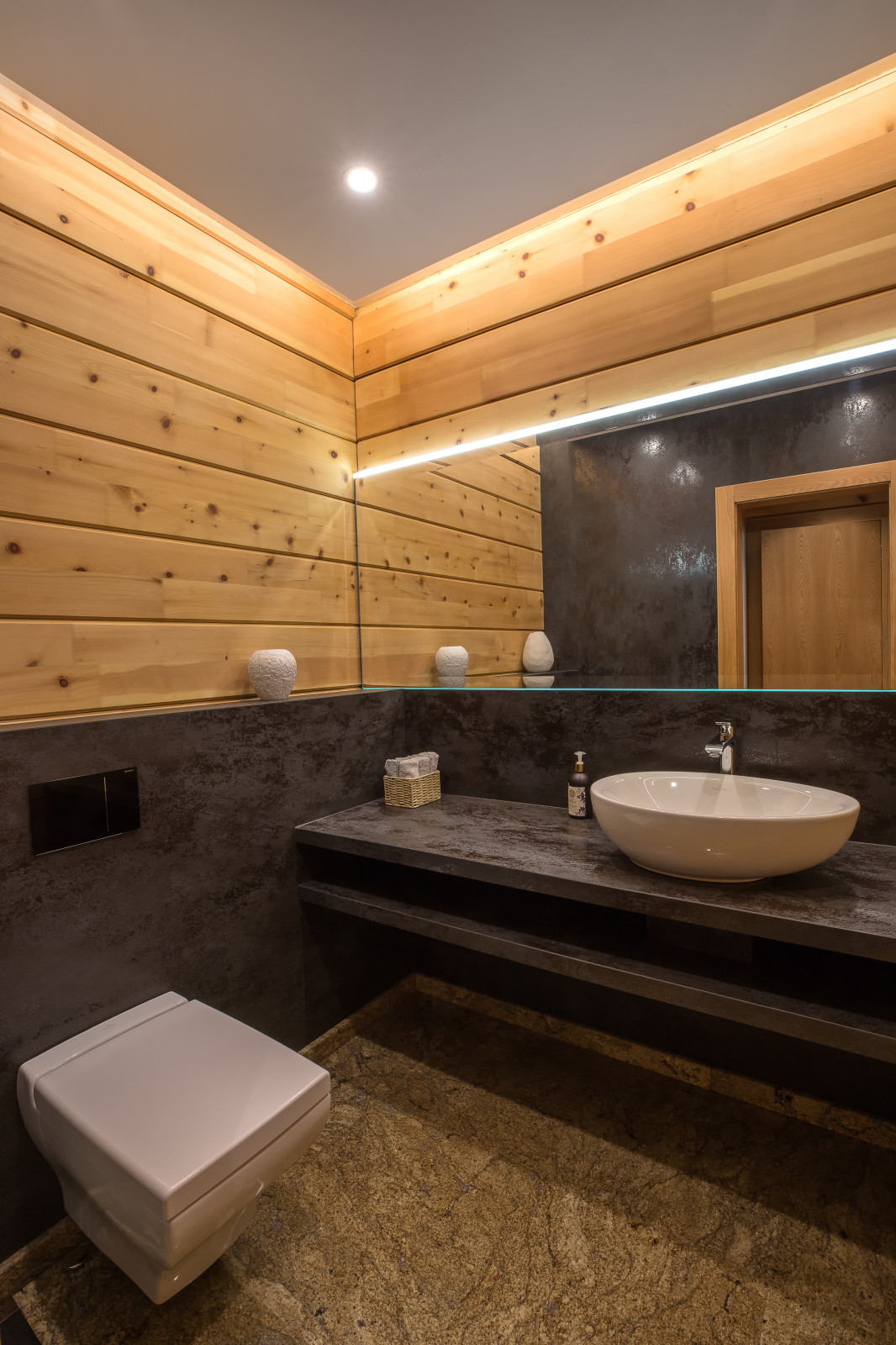 Туалет в беседке с двойным камином