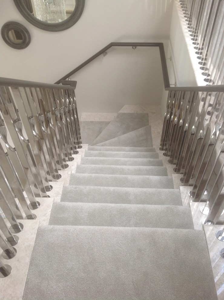 Große Moderne Treppe in L-Form mit Teppich-Treppenstufen und Teppich-Setzstufen in Berkshire