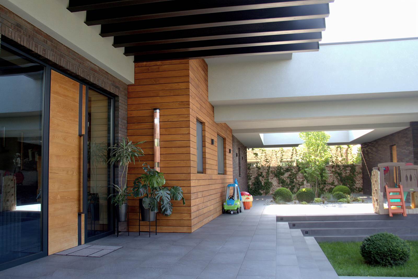 Реализованный проект частного одноэтажного дома в современном стиле