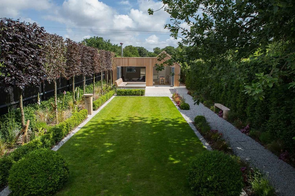 Photo of a contemporary garden in Buckinghamshire.