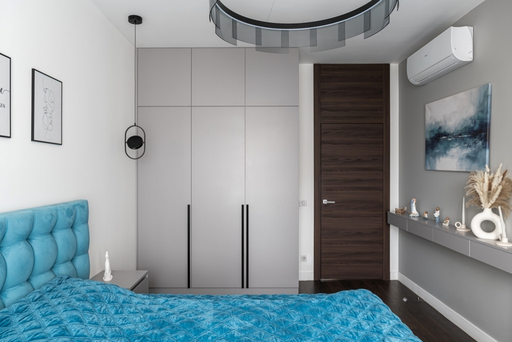 Городская квартира с продуманным дизайном и камином в ТВ тумбе