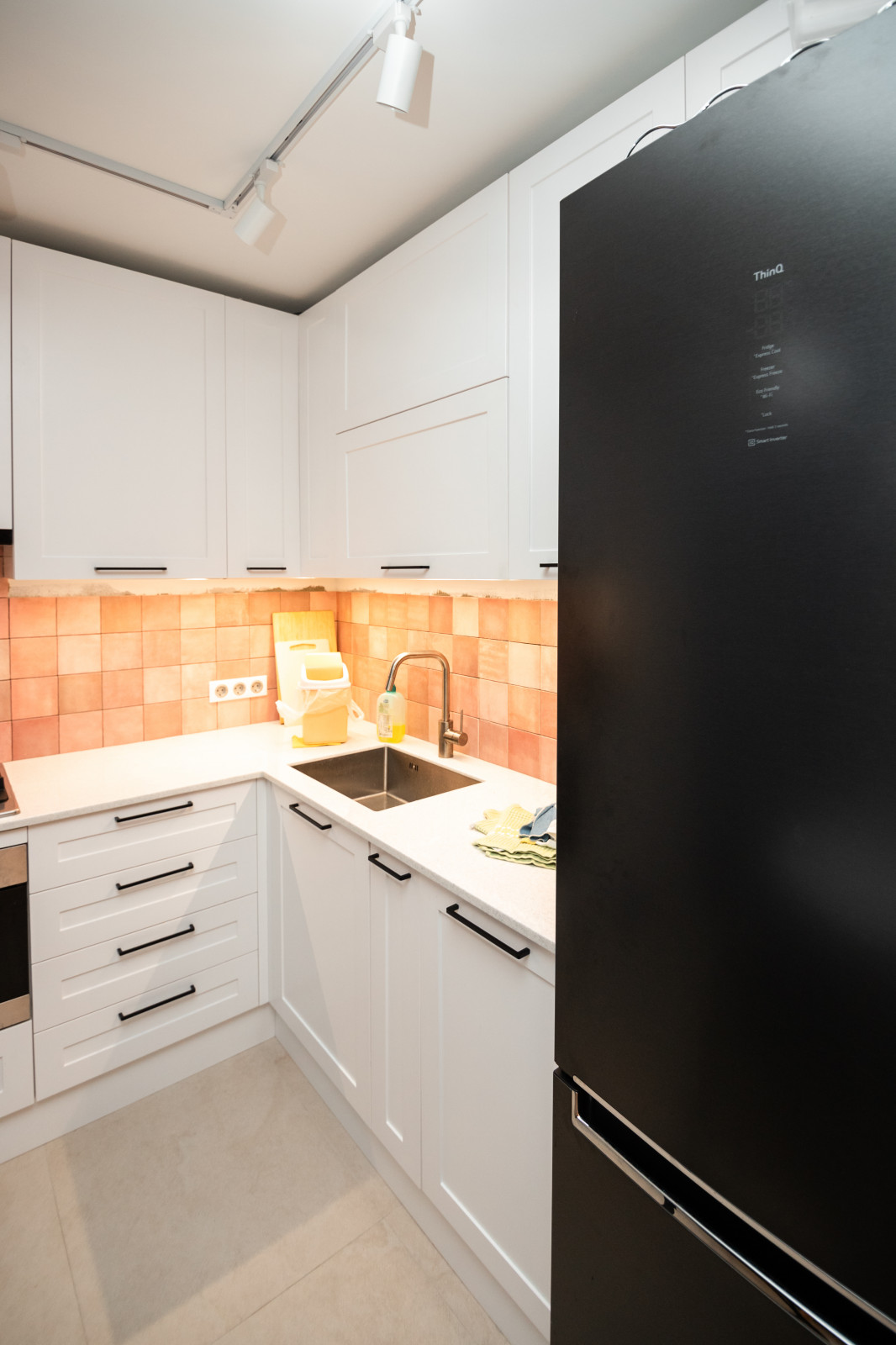 Белая небольшая кухня в стиле неоклассика