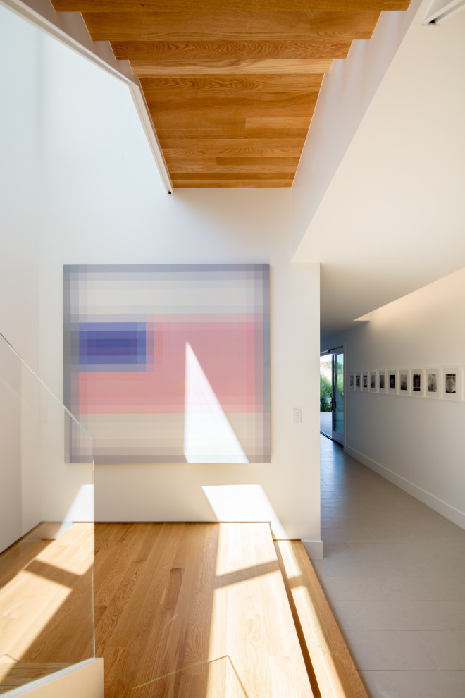 Идея дизайна: коридор в современном стиле с светлым паркетным полом и деревянным потолком