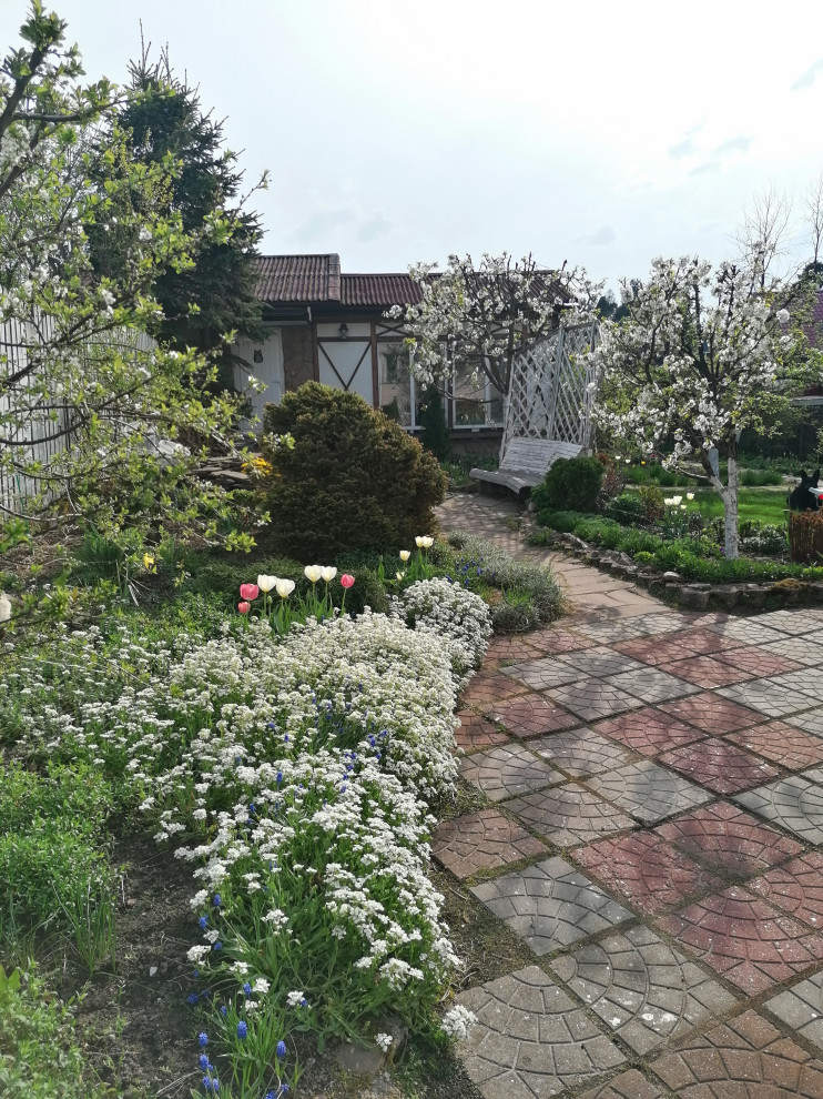 Foto de jardín bohemio de tamaño medio en primavera en patio con con madera