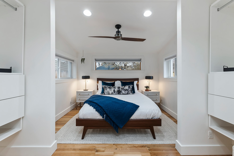 Kleines Eklektisches Hauptschlafzimmer mit weißer Wandfarbe, braunem Holzboden und braunem Boden in Boise