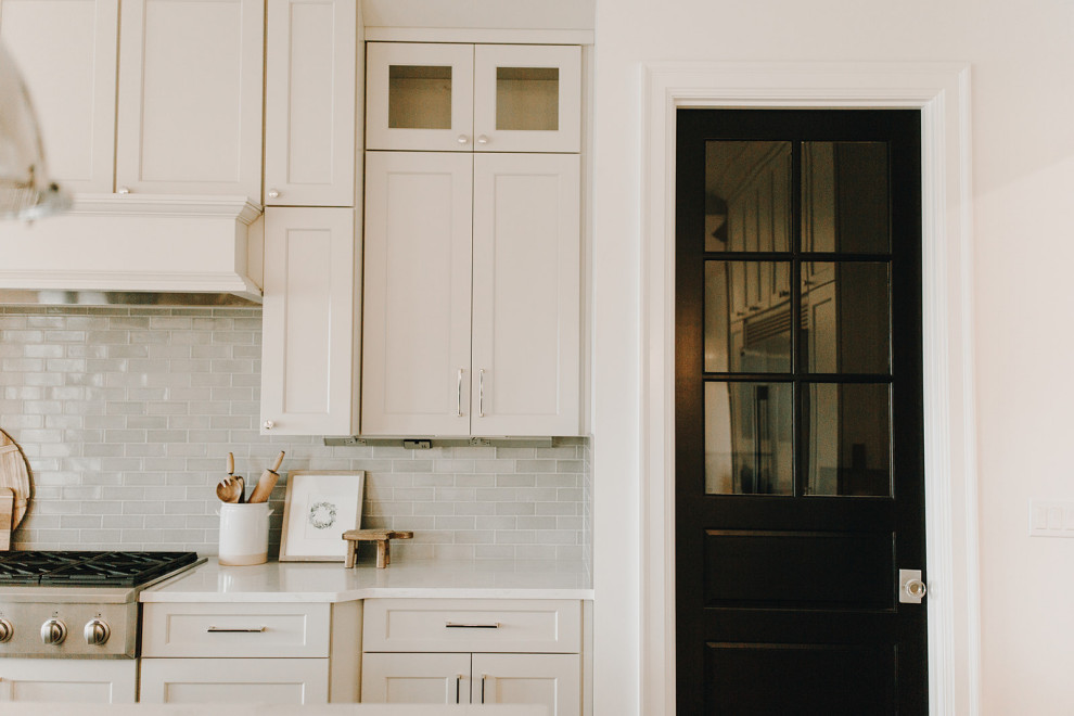 Kitchen - transitional kitchen idea in Seattle