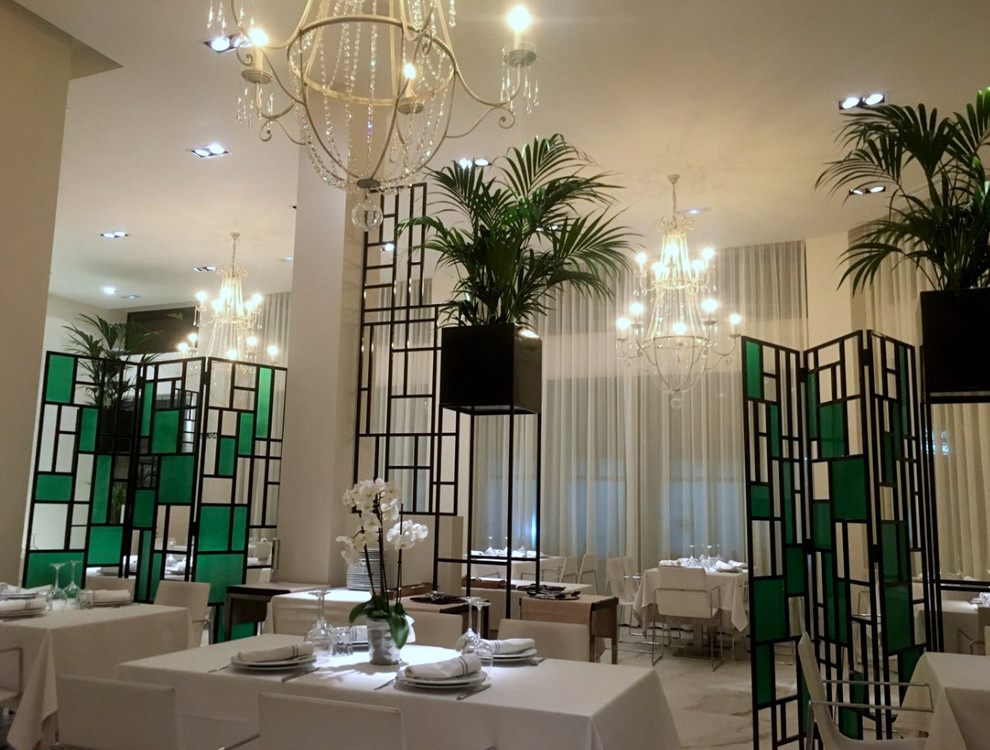 Ejemplo de comedor romántico grande cerrado con suelo de baldosas de porcelana y suelo blanco