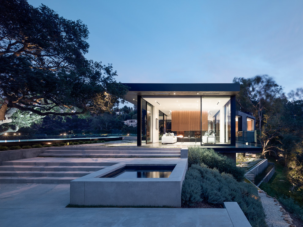 Photo of a modern home design in Los Angeles.