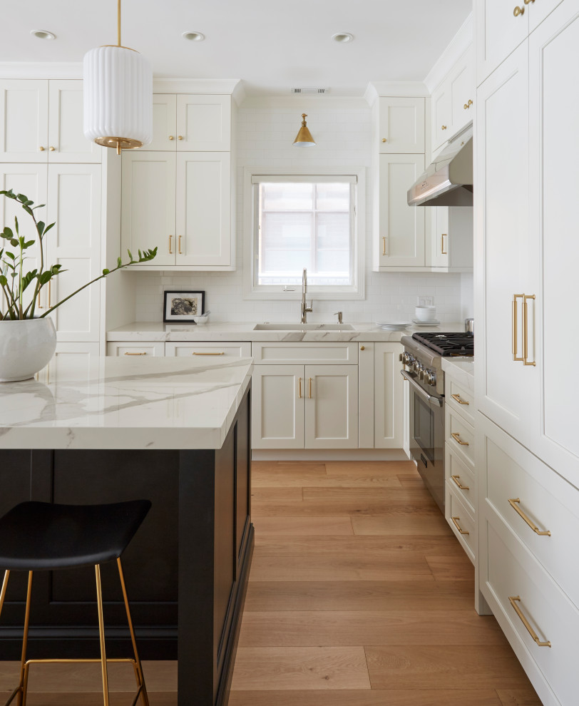 Example of a transitional kitchen design in Chicago