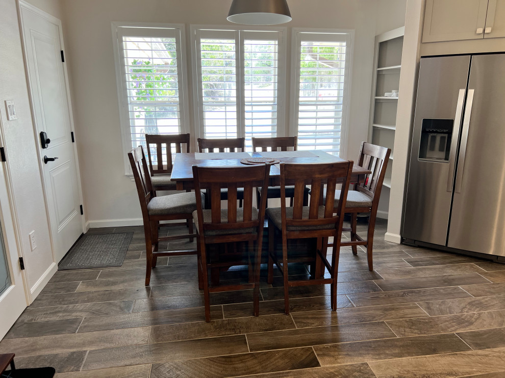 Eat-in kitchen - large transitional u-shaped porcelain tile and brown floor eat-in kitchen idea in Austin with an undermount sink, shaker cabinets, gray cabinets, quartz countertops, white backsplash, marble backsplash, stainless steel appliances, an island and white countertops