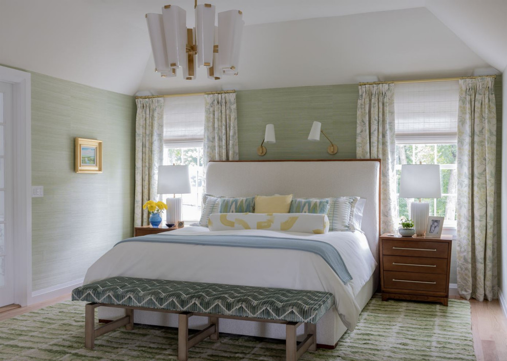 Großes Modernes Schlafzimmer mit Eckkamin, Kaminumrandung aus Holz, gewölbter Decke und Tapetenwänden in Boston