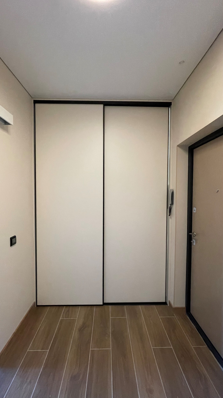 Брутальная квартира для холостяка с камином, вращающимся ТВ и девушкой