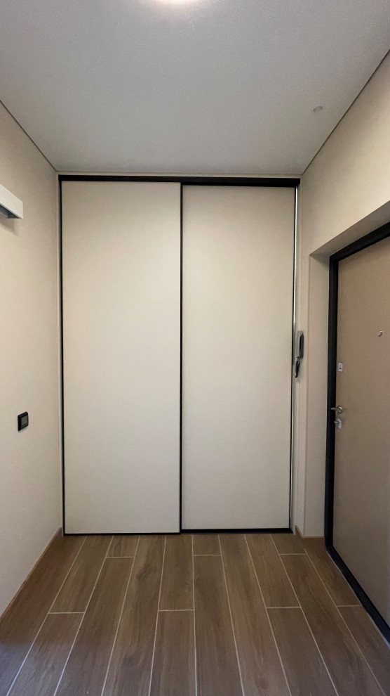 Брутальная квартира для холостяка с камином, вращающимся ТВ и девушкой