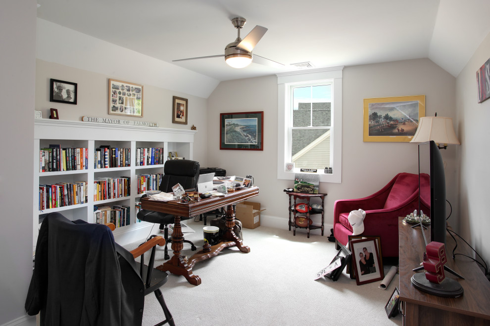 Mittelgroßes Landhaus Arbeitszimmer mit Arbeitsplatz, beiger Wandfarbe, Teppichboden, freistehendem Schreibtisch und beigem Boden in Boston