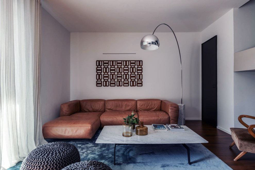 Стильный дизайн: открытая гостиная комната среднего размера в современном стиле с бежевыми стенами, деревянным полом, коричневым полом и ковром на полу - последний тренд