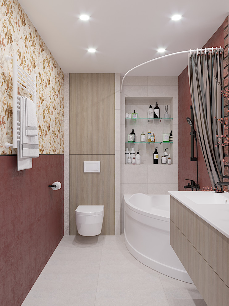 Пример оригинального дизайна: главная ванная комната среднего размера в стиле ретро с плоскими фасадами, светлыми деревянными фасадами, угловой ванной, инсталляцией, бежевой плиткой, керамогранитной плиткой, разноцветными стенами, полом из керамогранита, подвесной раковиной, бежевым полом, белой столешницей, нишей, тумбой под одну раковину, подвесной тумбой и обоями на стенах