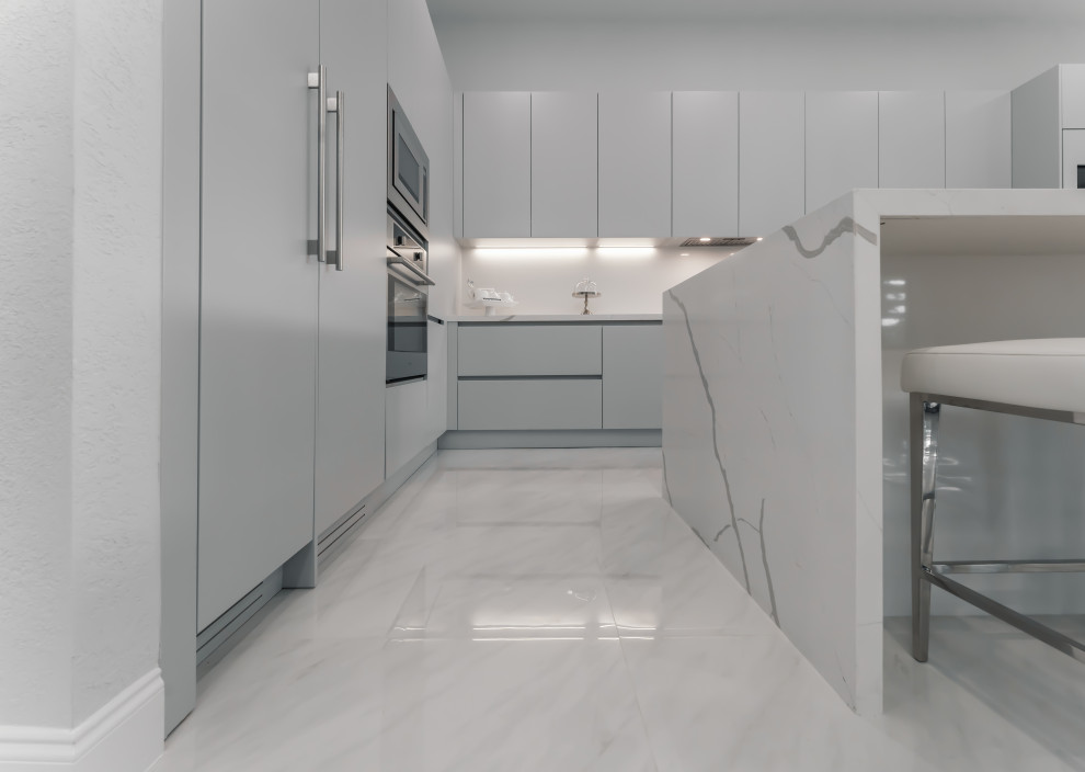 Стильный дизайн: большая кухня в стиле модернизм с белыми фасадами - последний тренд