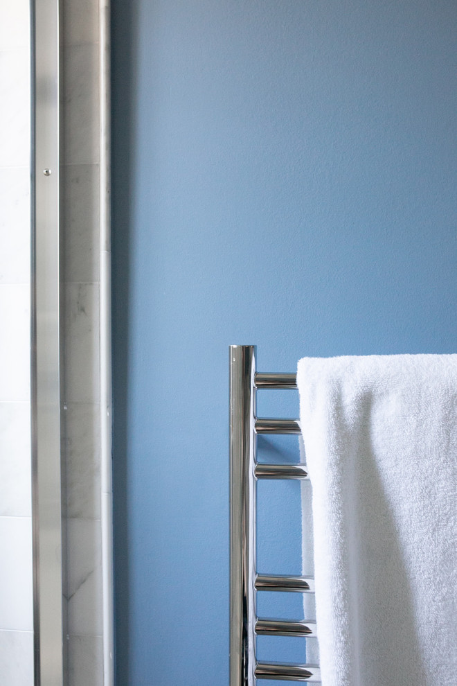 Inspiration för ett litet vintage grå grått en-suite badrum, med skåp i shakerstil, vita skåp, ett badkar i en alkov, en dusch/badkar-kombination, en toalettstol med separat cisternkåpa, blå kakel, marmorkakel, blå väggar, marmorgolv, ett undermonterad handfat, marmorbänkskiva, grått golv och dusch med skjutdörr
