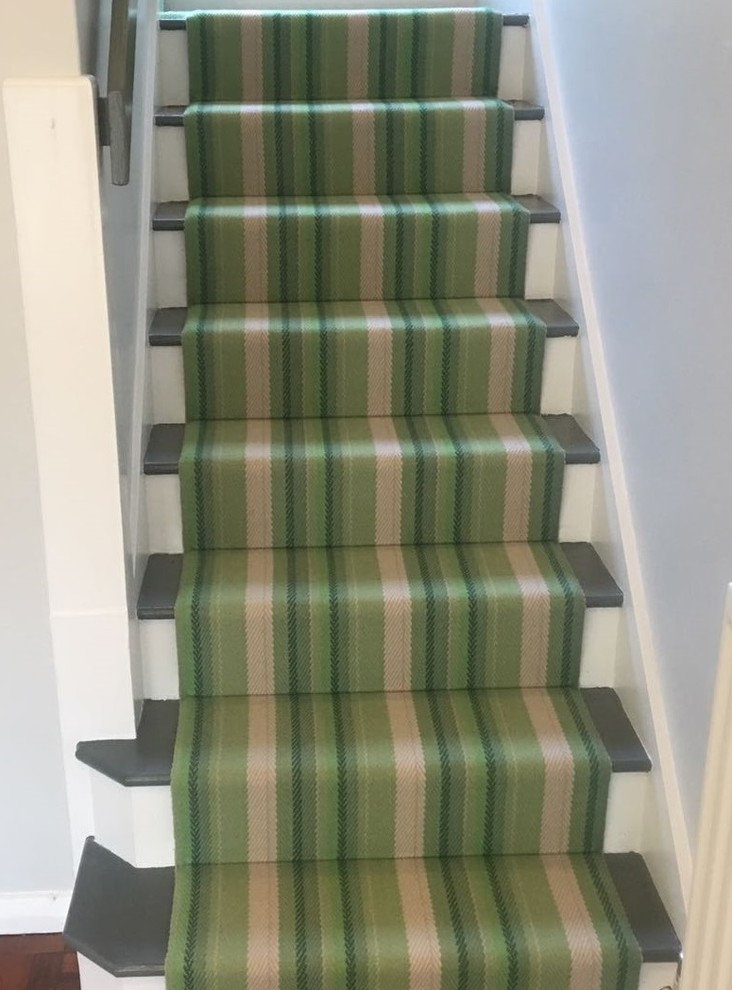 サリーにある高級な中くらいなミッドセンチュリースタイルのおしゃれな折り返し階段 (木の蹴込み板、木材の手すり) の写真