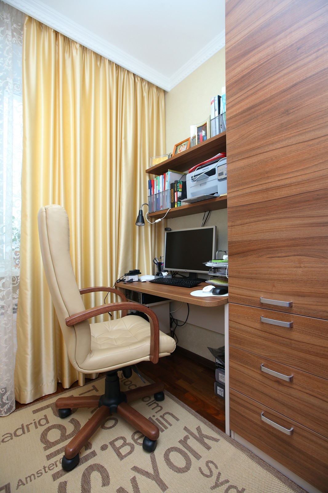 Кусочек современности: рабочее место в гардеробной у окна