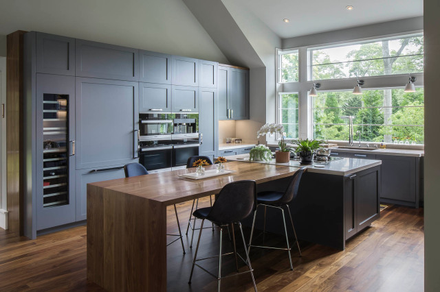 East Hampton Two Tone Grey & Solid Walnut nyklassisk-koek