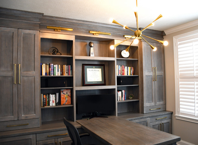 Foto di un ufficio classico di medie dimensioni con pareti beige, pavimento in legno massello medio e scrivania incassata