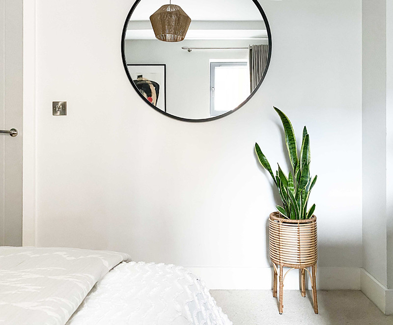 Kleines Eklektisches Hauptschlafzimmer ohne Kamin mit grüner Wandfarbe, Teppichboden, beigem Boden und Tapetenwänden in London