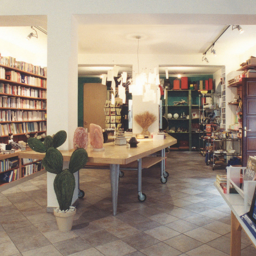 Uno spazio con più funzioni: negozio, libreria, centro riunioni