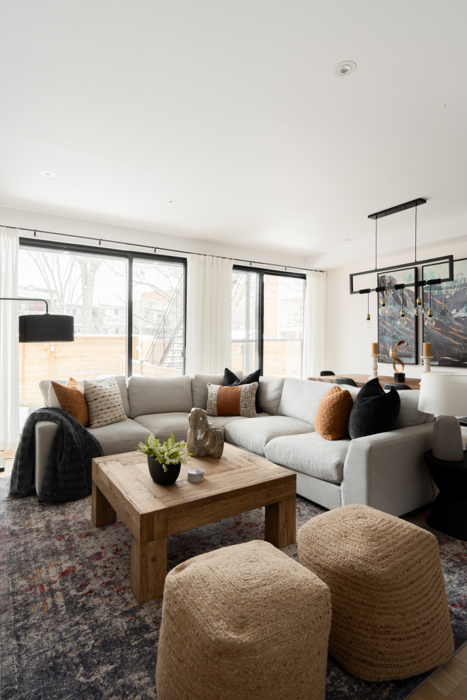 Idee per un piccolo soggiorno country aperto con pareti bianche, parquet chiaro, TV a parete e pavimento marrone