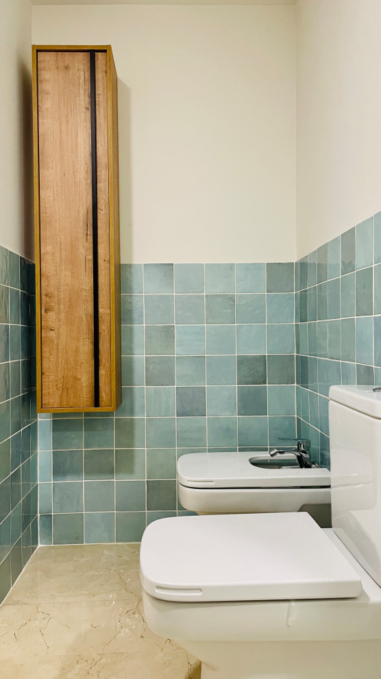 Inspiration för mellanstora medelhavsstil en-suite badrum, med möbel-liknande, vita skåp, ett platsbyggt badkar, en toalettstol med separat cisternkåpa, blå kakel, porslinskakel, vita väggar, marmorgolv, ett nedsänkt handfat och beiget golv