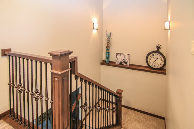 Transitional Ranch clasico-renovado-escalera