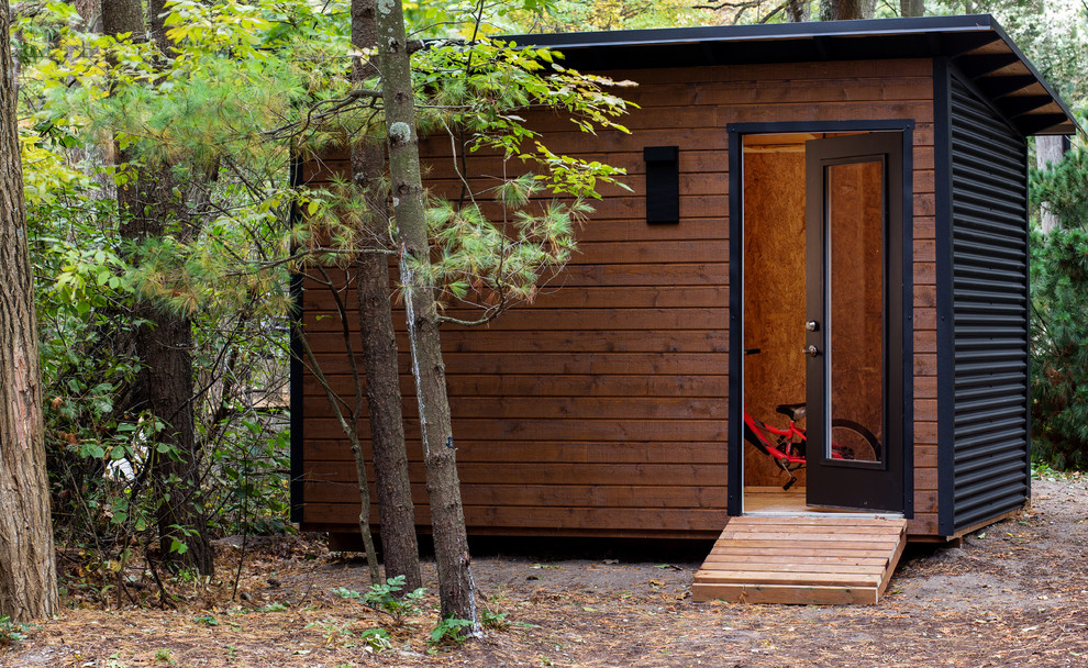 Photo of a modern shed and granny flat in Toronto.