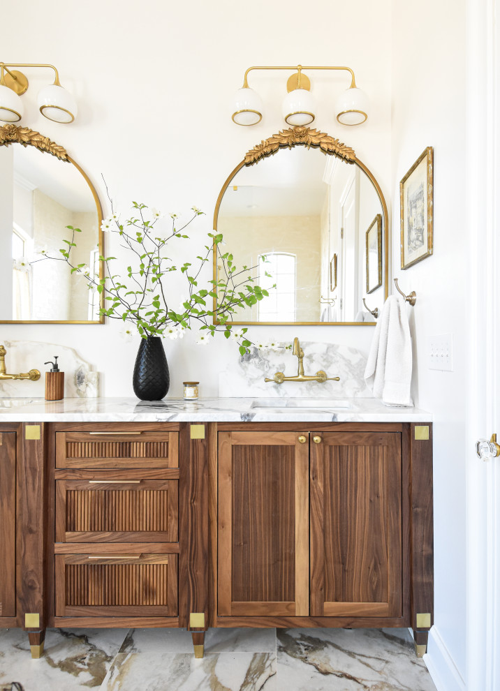 Пример оригинального дизайна: большая главная ванная комната в классическом стиле с коричневыми фасадами, отдельно стоящей ванной, двойным душем, белыми стенами, полом из терракотовой плитки, мраморной столешницей, открытым душем, тумбой под две раковины и встроенной тумбой