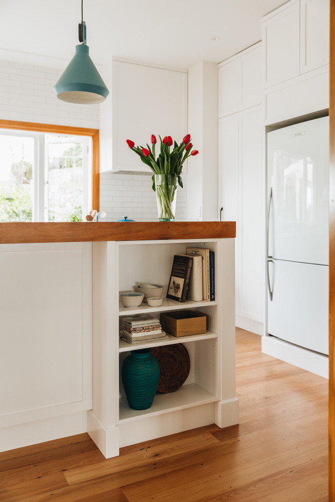 Kitchen - contemporary kitchen idea in Wellington