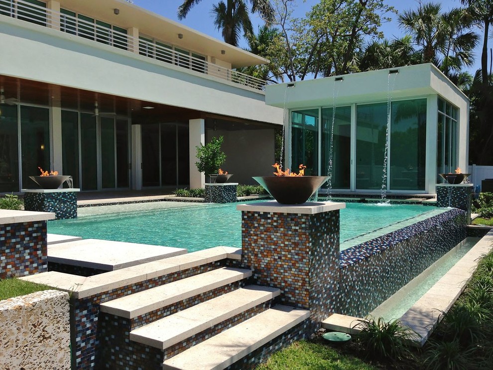 Design ideas for a contemporary infinity pool in Miami.