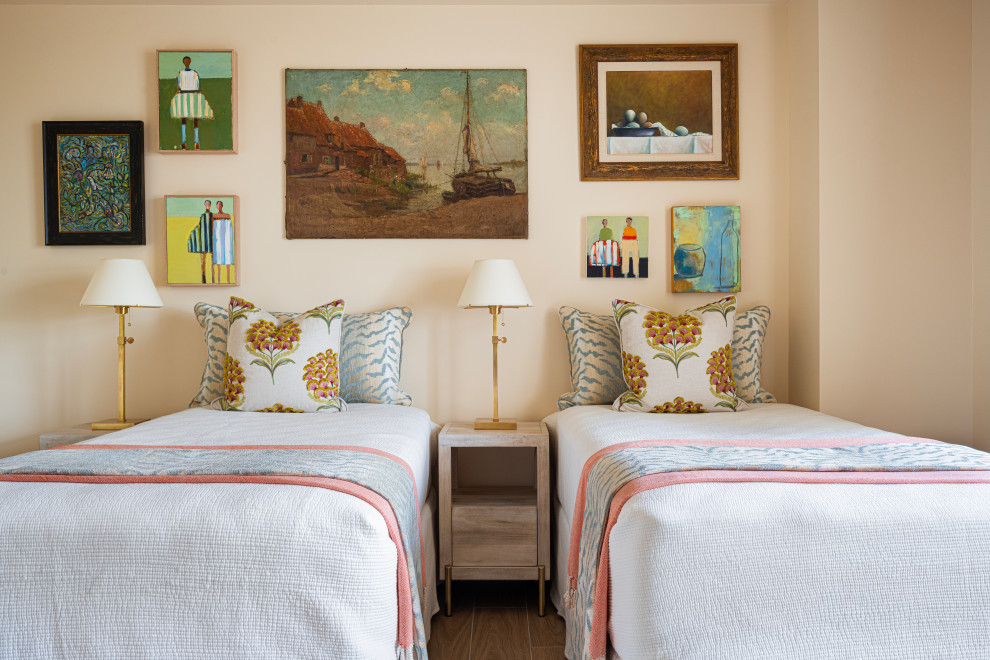 Mittelgroßes Mediterranes Gästezimmer mit gelber Wandfarbe, Keramikboden, braunem Boden, eingelassener Decke und Tapetenwänden in Miami
