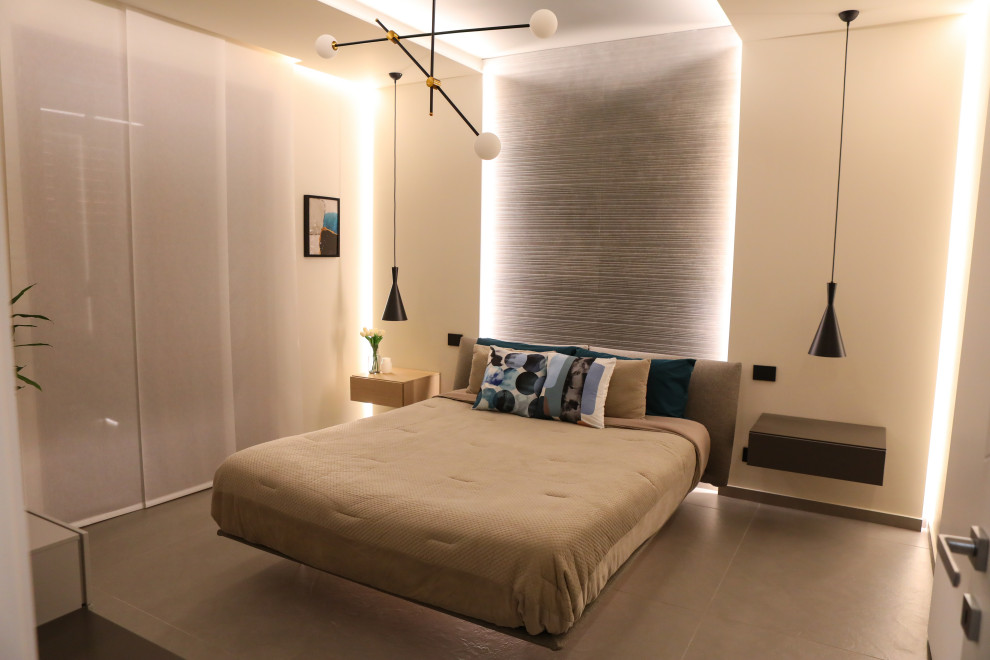 Ejemplo de dormitorio principal moderno con suelo de baldosas de porcelana, suelo gris y panelado