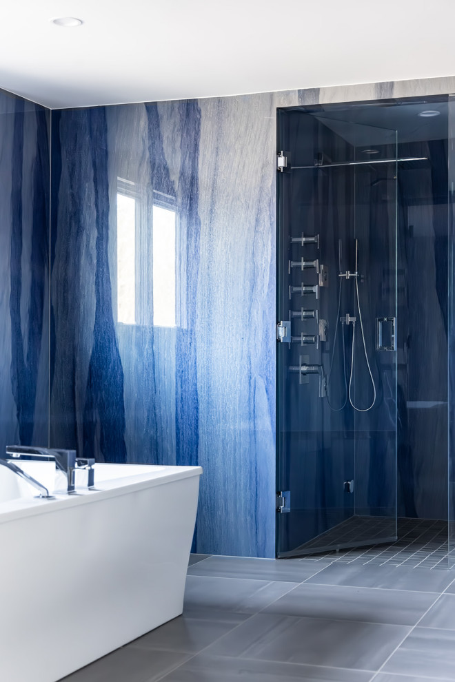 Aménagement d'un grand sauna contemporain avec une baignoire indépendante, une douche à l'italienne, un carrelage bleu, des dalles de pierre, un sol en carrelage de porcelaine, un sol gris et une cabine de douche à porte battante.