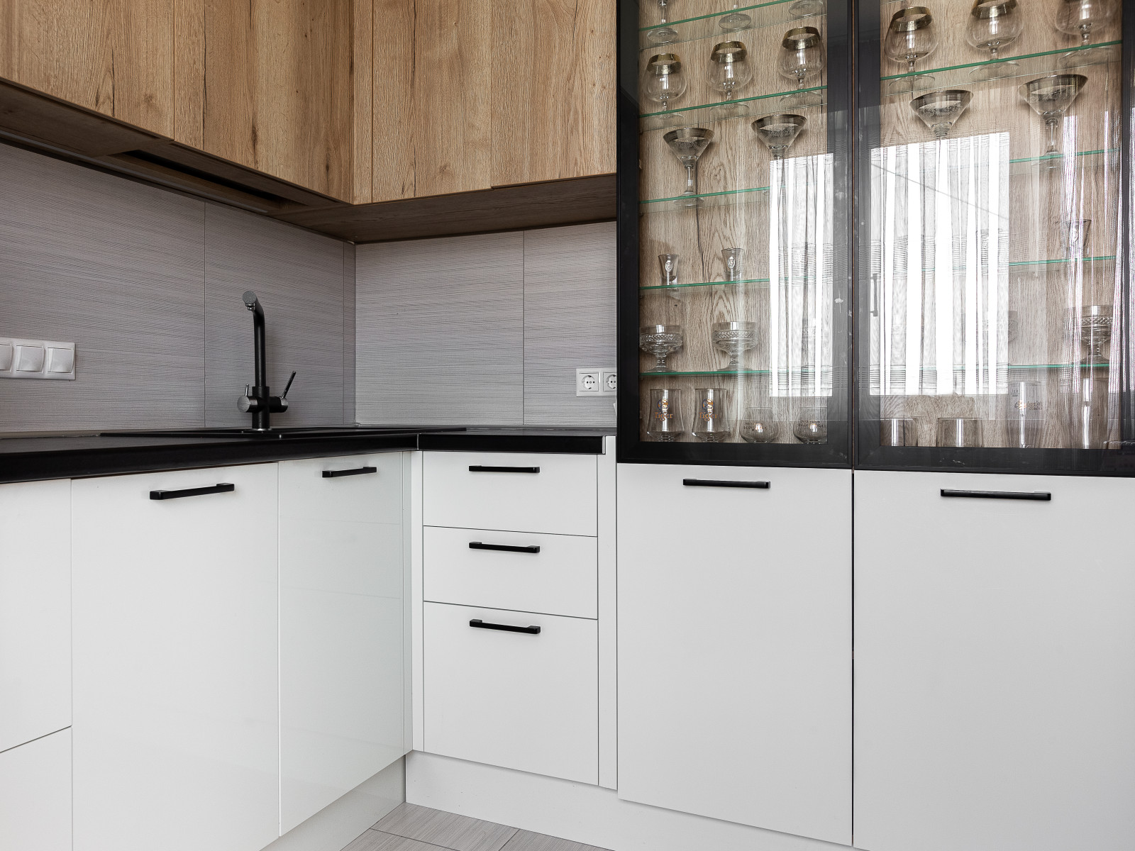 Угловая белая кухня с антресолью