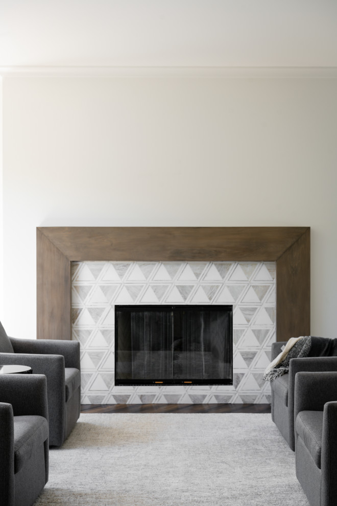 Mittelgroßes, Repräsentatives Modernes Wohnzimmer mit beiger Wandfarbe, dunklem Holzboden, Kamin und Kaminumrandung aus Metall in Indianapolis