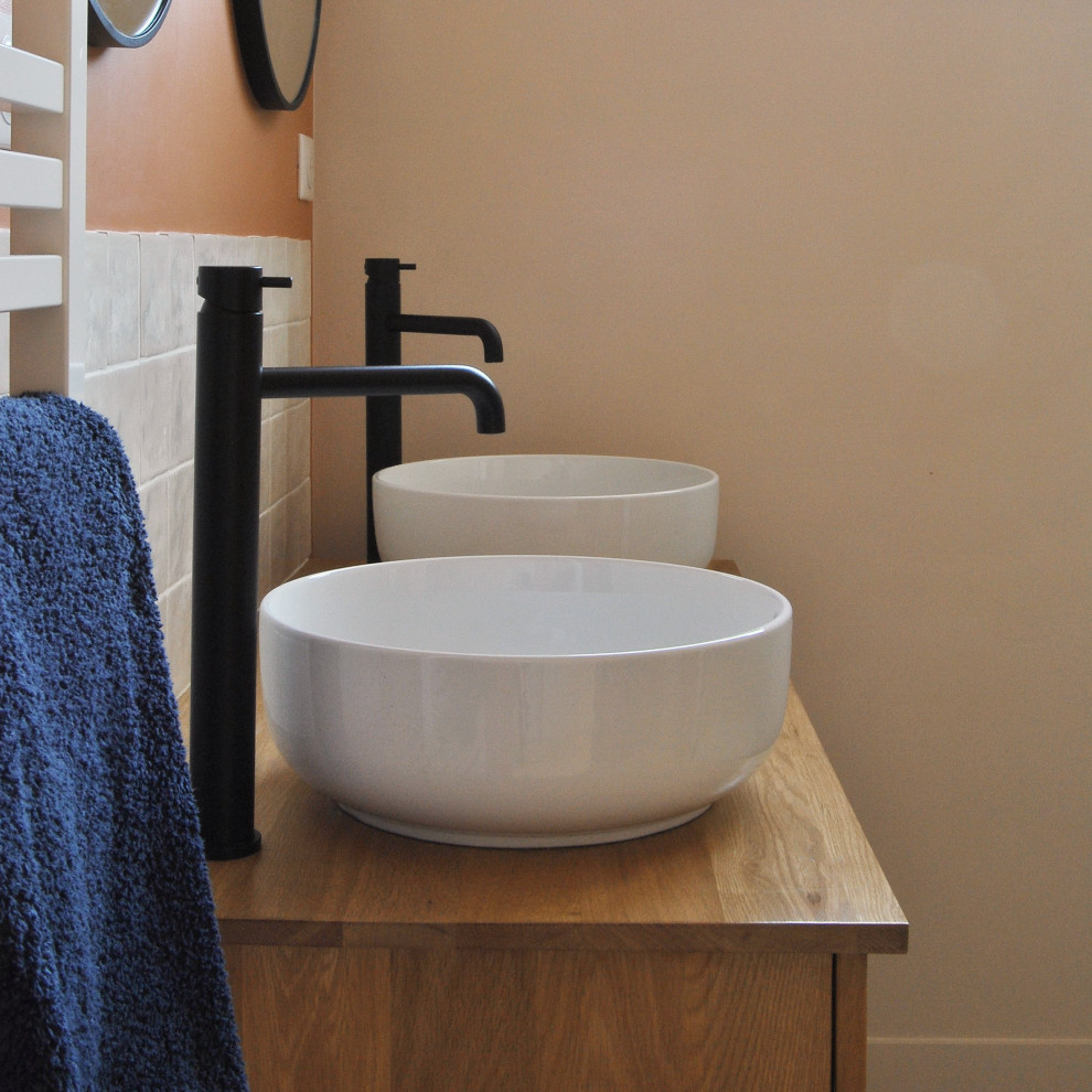 Inspiration för mellanstora minimalistiska en-suite badrum, med skåp i ljust trä, en öppen dusch, vit kakel, keramikplattor, orange väggar, klinkergolv i keramik, ett nedsänkt handfat, träbänkskiva och flerfärgat golv