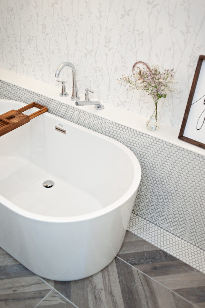 Inspiration for a transitional bathroom remodel in Toronto