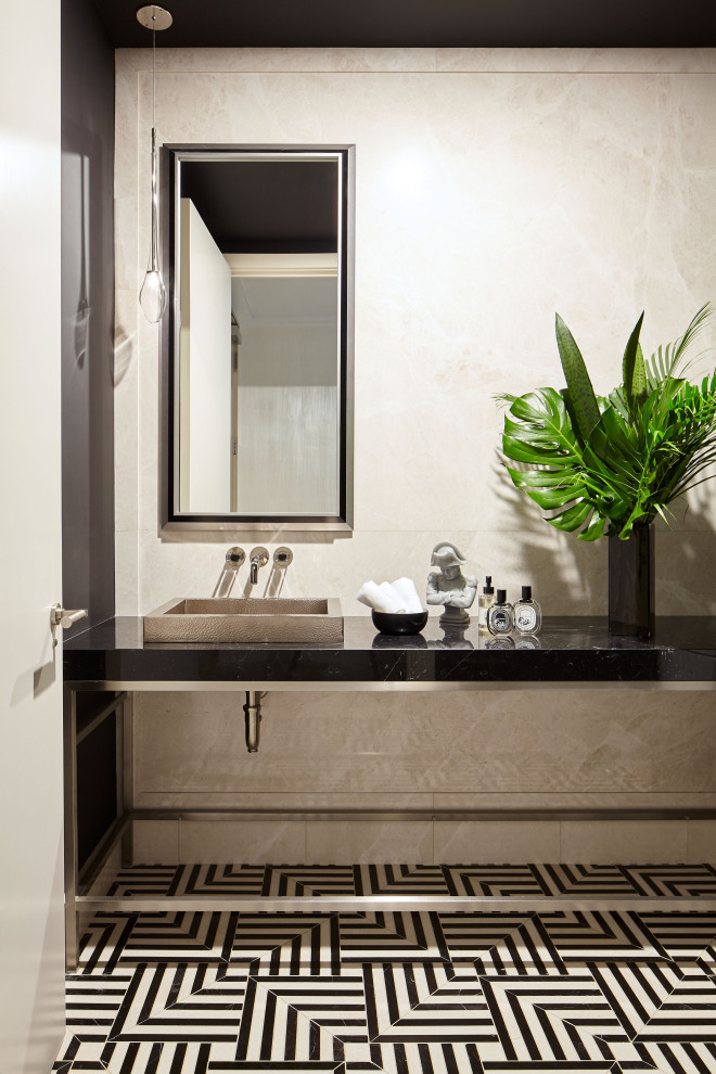 Diseño de cuarto de baño único contemporáneo con lavabo sobreencimera, suelo multicolor y encimeras negras