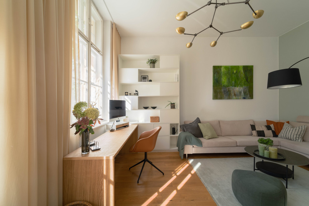 Стильный дизайн: изолированная гостиная комната в современном стиле с светлым паркетным полом - последний тренд