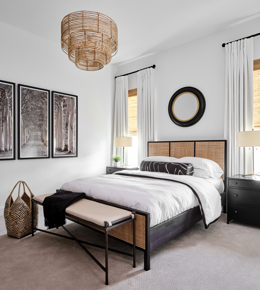 オースティンにある中くらいなトランジショナルスタイルのおしゃれな客用寝室 (白い壁、カーペット敷き、グレーの床) のインテリア