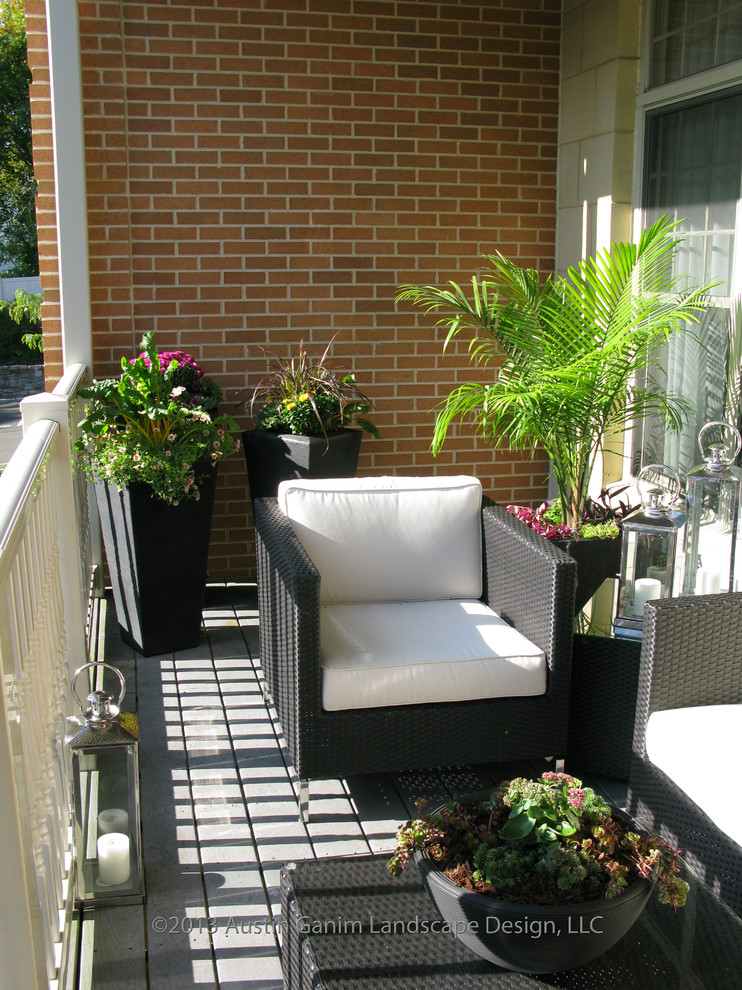 Inspiration for a traditional deck in Bridgeport with a container garden.