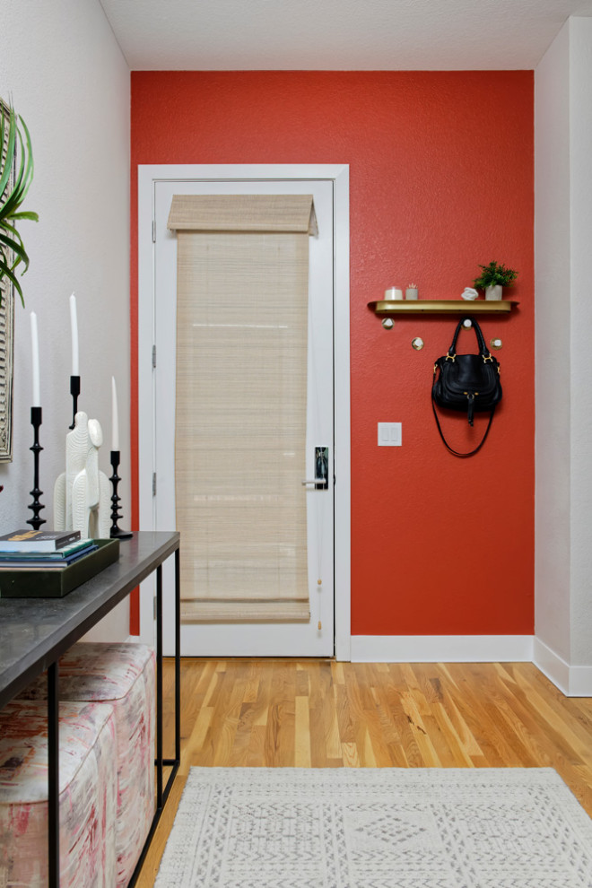 Inspiration pour une porte d'entrée design de taille moyenne avec un mur multicolore, un sol en bois brun, une porte simple et une porte blanche.