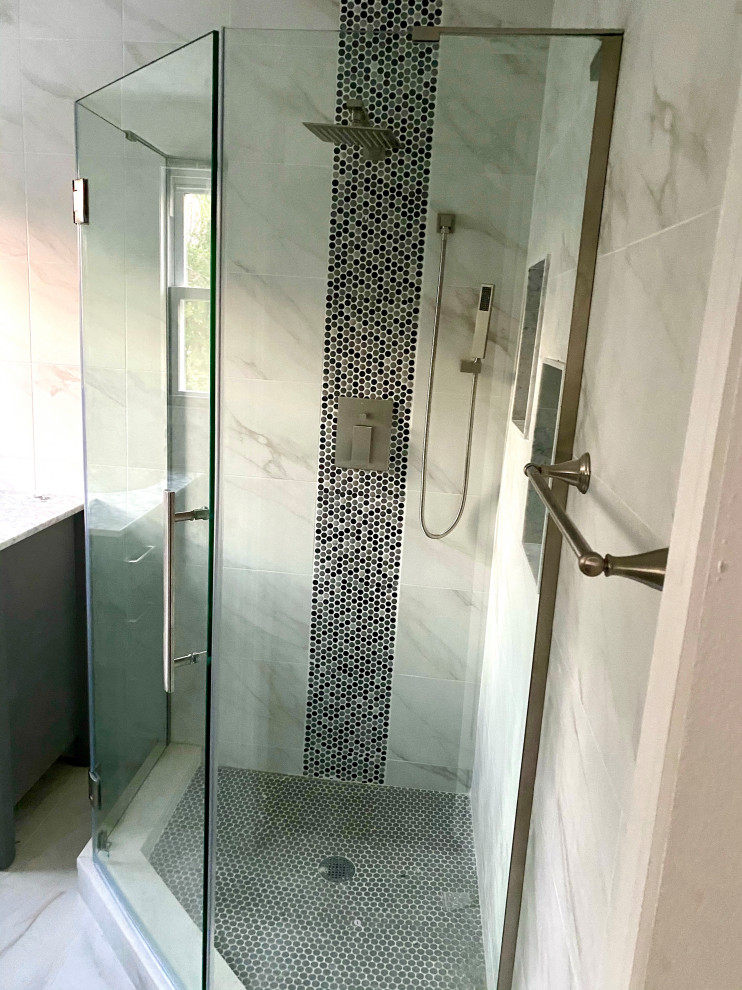 Réalisation d'une petite salle de bain principale design avec des portes de placard grises, une douche d'angle, meuble simple vasque et meuble-lavabo sur pied.