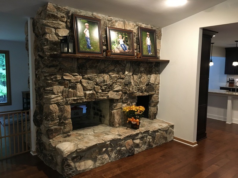 Example of a large transitional u-shaped porcelain tile home design design in Detroit with a farmhouse sink, shaker cabinets, white cabinets, quartz countertops, beige backsplash, stone tile backsplash, stainless steel appliances and an island