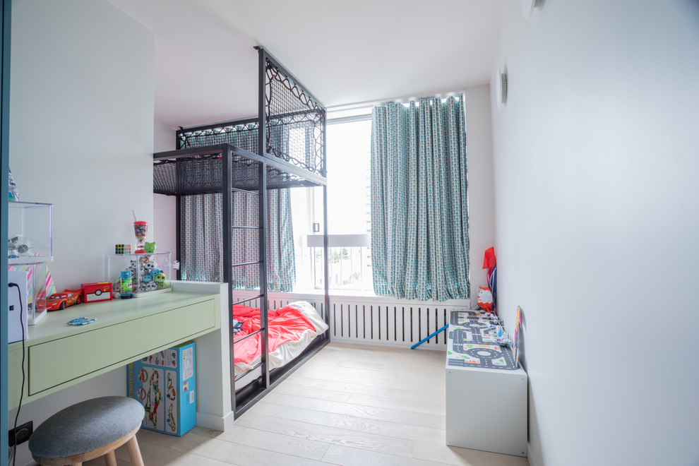 Design ideas for a contemporary kids' bedroom in Paris with white walls, light hardwood floors and beige floor.